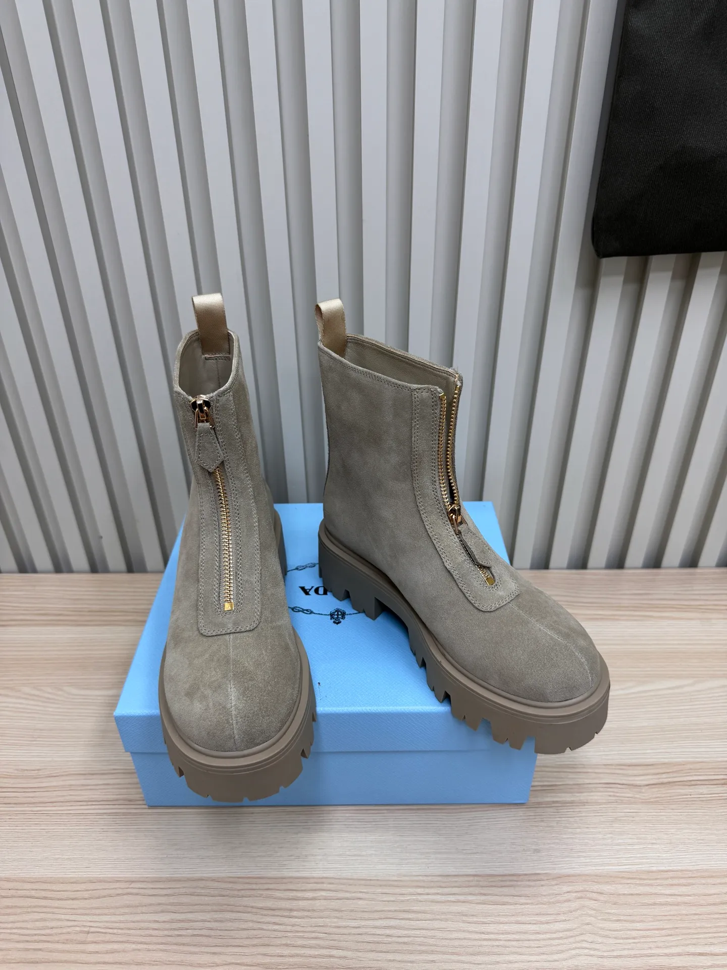 👟👟Ex-factory price 680👟👟 Prada / Prada couple's Martin boots are here, comfortable and elegant to wear. The original molded outsole of the counter is 1:1 replica. It is made of non-slip and wear-resistant imported TPU tin mold vacuum outsole. Tank-shaped thick sole. Fabric: imported anti-explosion cowhide. Lining: imported mixed sheepskin lining. Sheepskin foot pads. Outsole: tin molded beef tendon sole. Code number: 35-41 (42 customized)